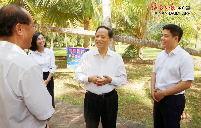 4月16日，省委书记刘赐贵来到文昌椰子大观园，调研椰子产业发展情况。海南日报记者 李英挺 摄