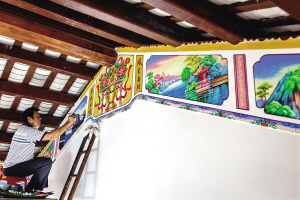 画匠符瑞成在琼海长坡镇民居绘制壁画