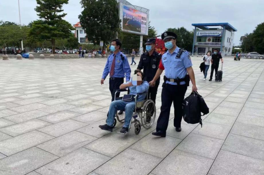 民警送摔伤的旅客回所里