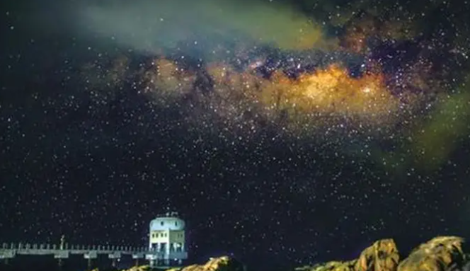 抱虎角星空